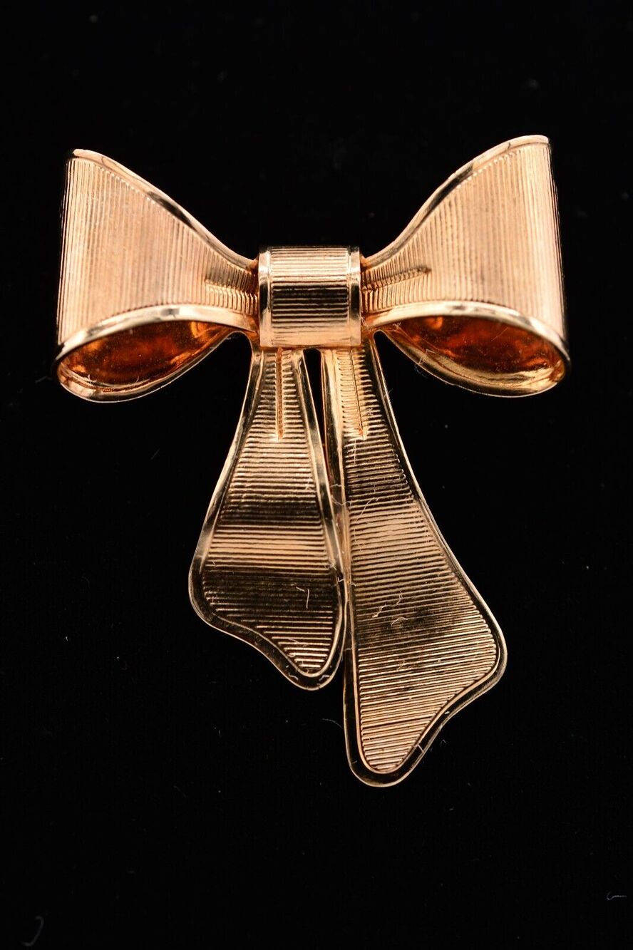 Avon Vintage Bow Pin Brooch Antiqued Gold Tone Textured Metal 1980 Signed Bin8